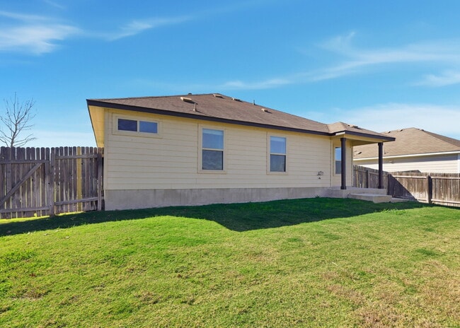 Building Photo - Move-In Ready 3 Bedroom Home with Granite Kitchen and Covered Patio!