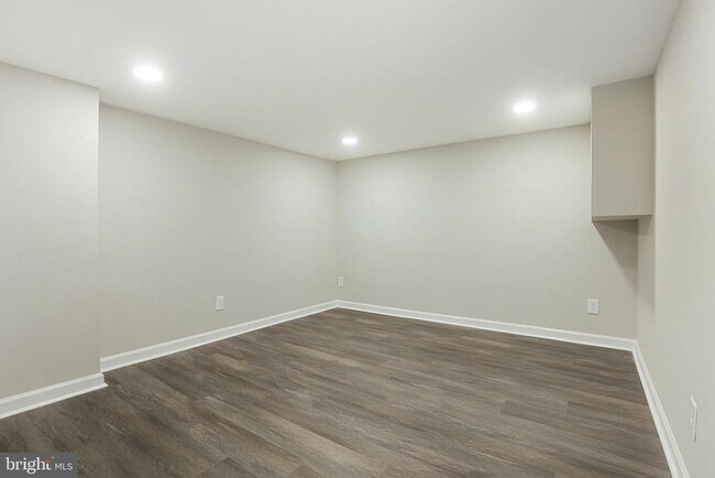 Building Photo - 7604 Queen Anne Dr