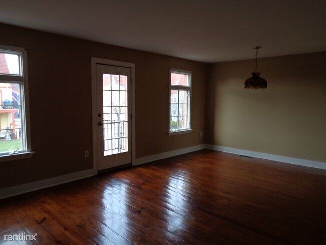 Building Photo - 2 br, 3 bath Townhome - 13 Market Plaza