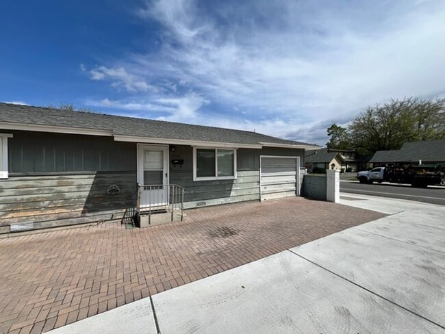 Building Photo - Refreshed Two Bedroom Sparks Duplex