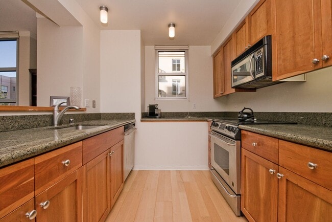 Building Photo - 680