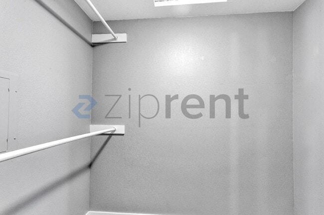 Building Photo - 25 Leslie Ct