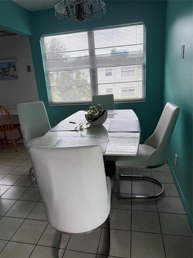 Building Photo - 476 Tilford V