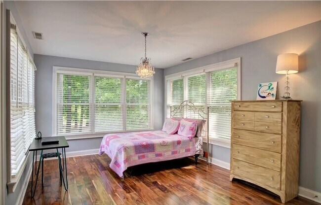 Building Photo - 4 bedroom/ 3.5 bathroom- Stonehouse