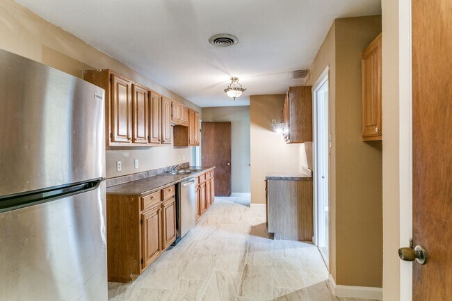 Building Photo - Renovated House in Irving • Great Location