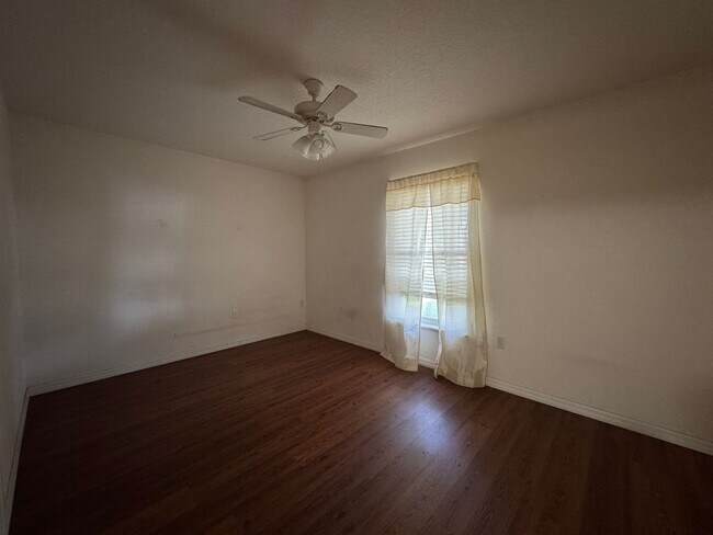 Building Photo - Available Now! Spacious 4-Bedroom, 2-Bath ...