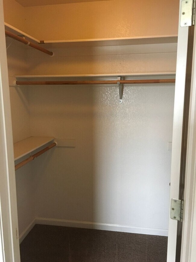 Building Photo - 819 Cally Ct