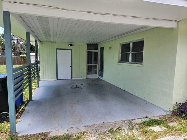 Building Photo - Annual Unfurnished 2 Bedroom, 2 Bath Duple...
