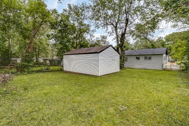 Building Photo - "Charming 3-Bedroom Gem with Cozy Living Space in Saint Louis!"