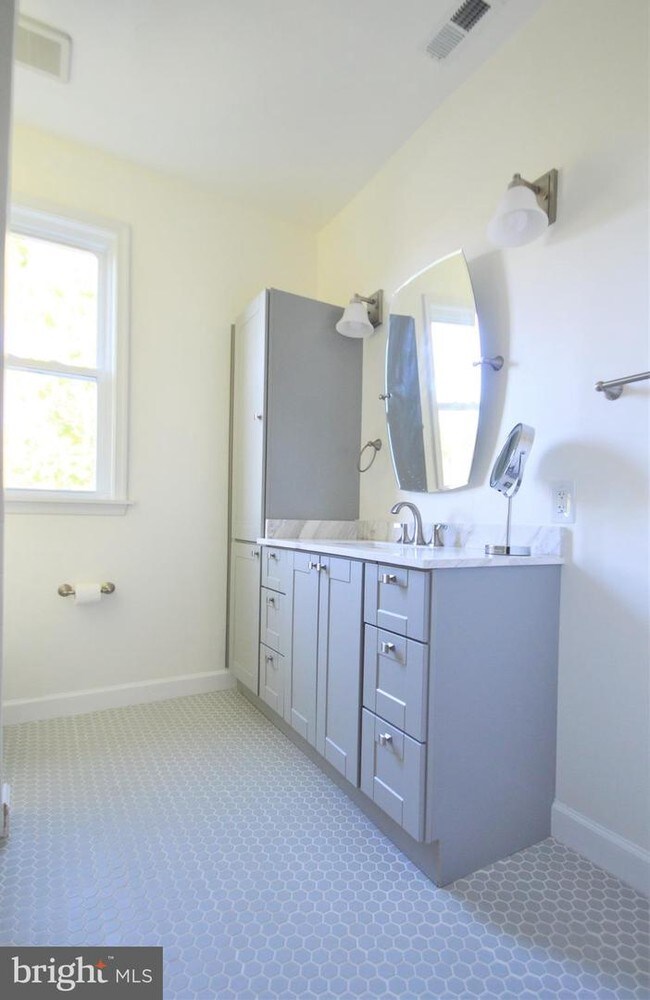 Building Photo - 720 K St NE