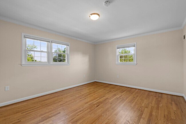 Building Photo - 3 Bed 2.5 Bath - Bethesda Split Level Single Family - Move In Ready