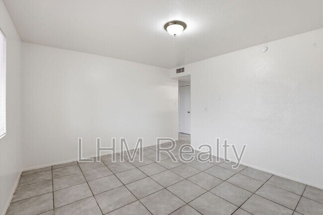 Building Photo - 5321 W Lewis Ave