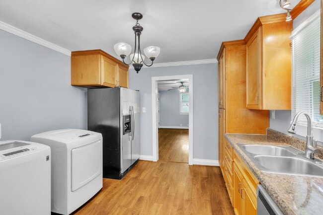 Building Photo - Cute Bungalow Style 2-Bedroom Haven with H...