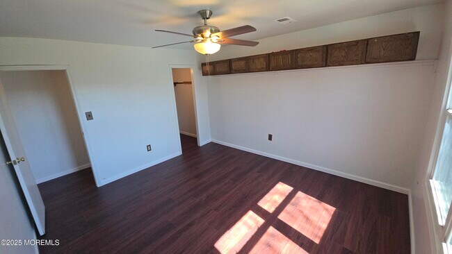 Building Photo - 1008 N Oaks Blvd