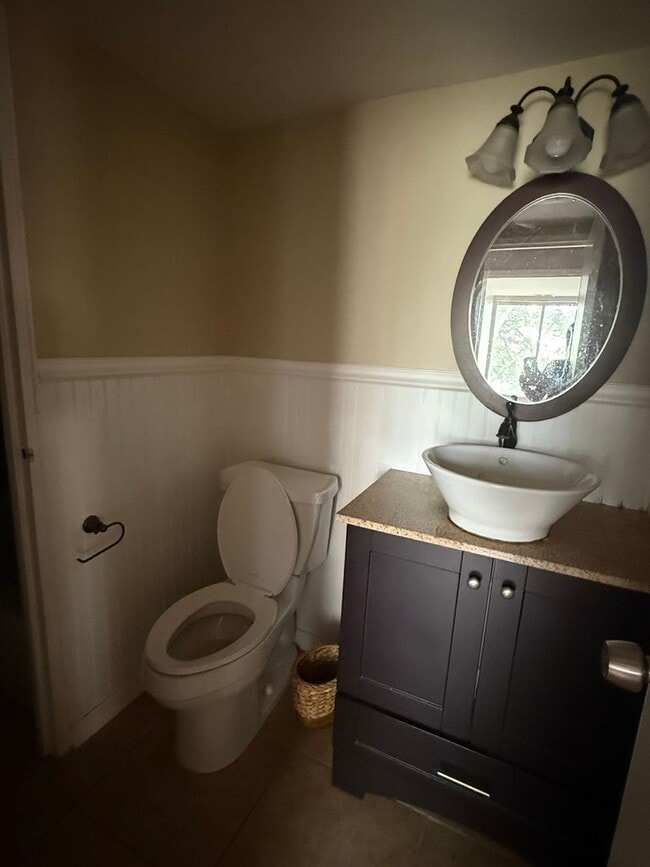 Building Photo - 2 Bedroom, 1.5 Bath, Pet Friendly Gas Heat...