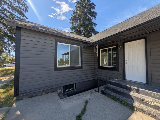 Building Photo - Remodeled 2 Bedroom Home – Water & Sewer Included