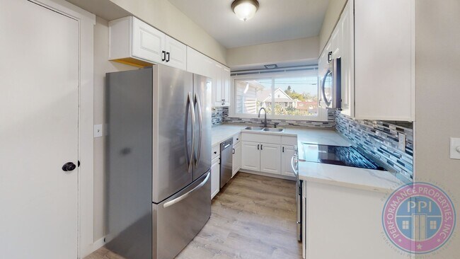 Building Photo - LEASE SPECIAL 1/2 OFF FIRST MONTH'S RENT!!! Desirable Woodlawn Neighborhood Ranch