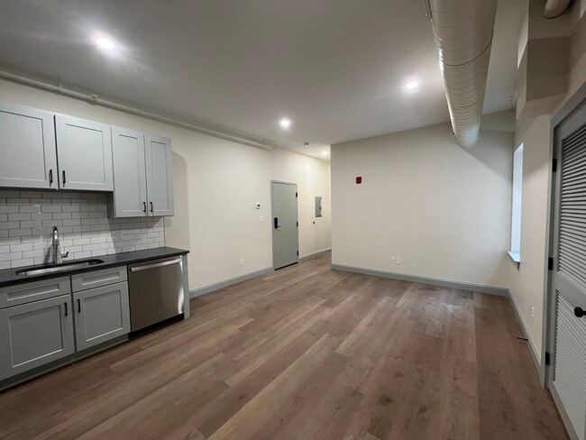 Building Photo - 160 Seabury St