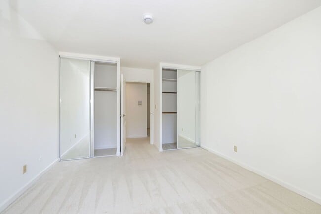 Building Photo - Lovingly Maintained 1 Bed, 1 Bath Condo in...