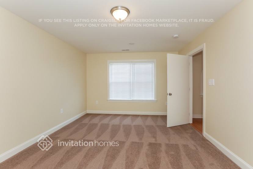 Building Photo - 3915 Lake Park Rd