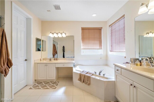 Building Photo - 4 br, 3 bath House - 12319 NW 77th Mnr