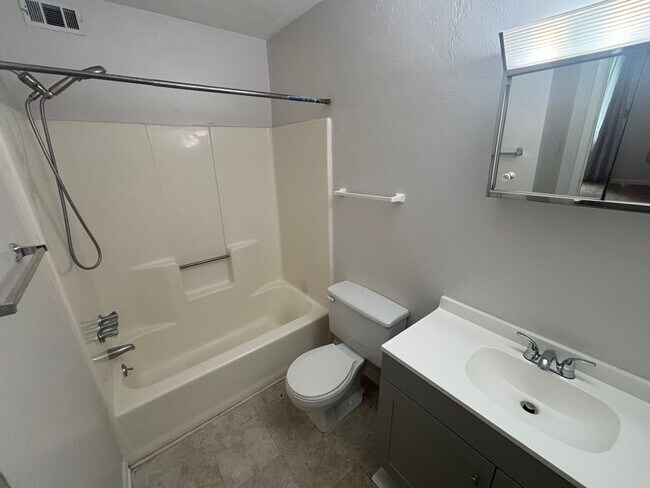 Building Photo - Newly renovated FIRST floor 2/2 - Will go fast