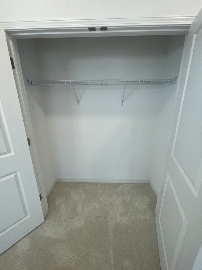 Building Photo - Pet Friendly End Unit Townhome