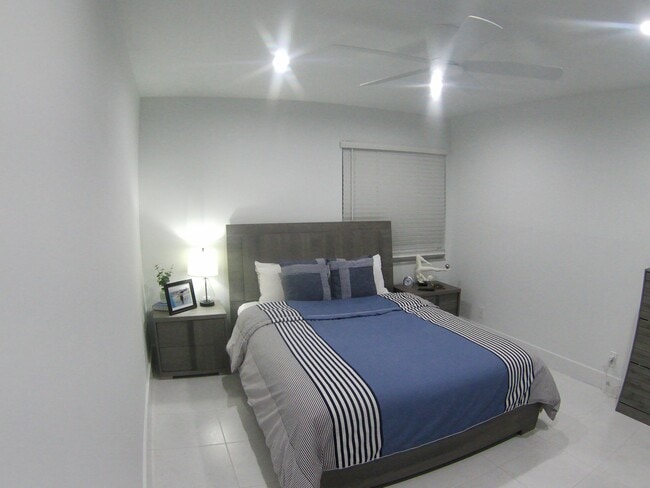 Building Photo - 541 Normandy L