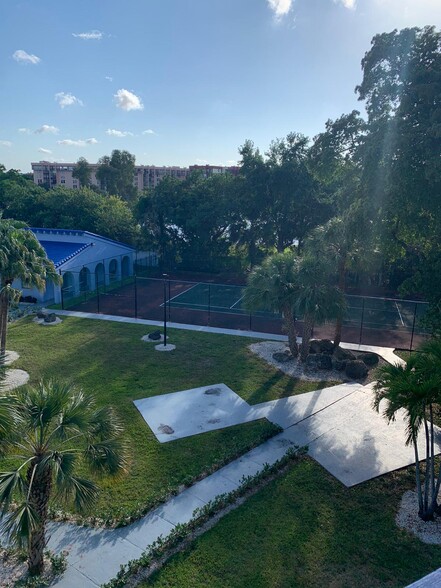 Building Photo - 9460 Fontainebleau Blvd