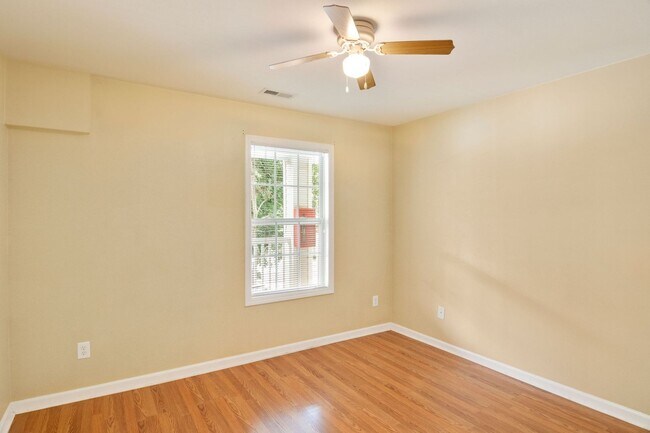 Building Photo - Spacious 3 Bedroom Condo- Close to NCSU and Downtown Raleigh! Available Now!