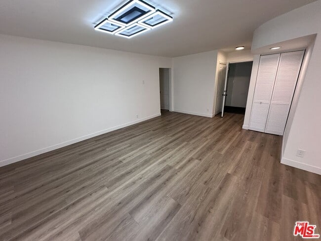 Building Photo - 314 S Clark Dr