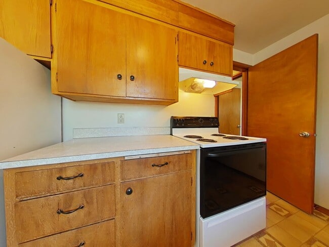 Building Photo - 2 Bedroom Duplex ~ Close to Campus ~ Cat F...