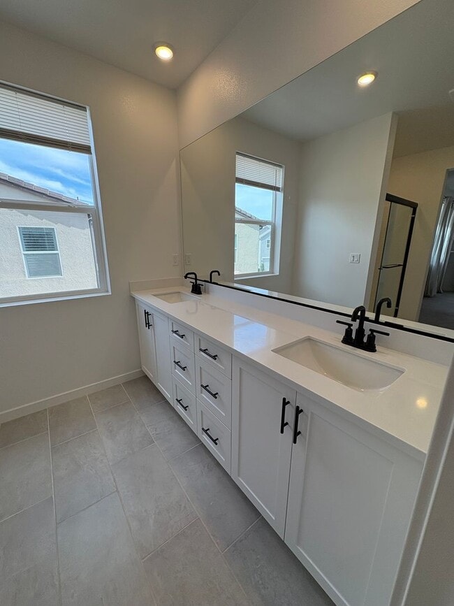 Building Photo - Beautiful Home Bedford Community!