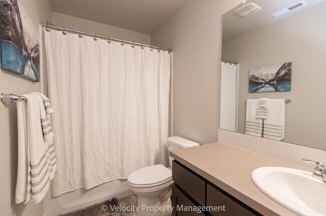 Building Photo - Beautiful 4 Bedroom Home in SE Bend with putting green!