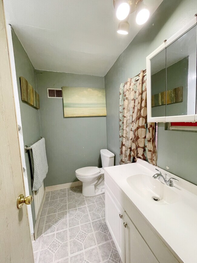 Building Photo - 148 Robinson St