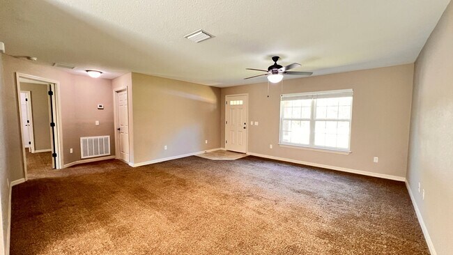 Building Photo - 3 BD/2BA Home in Beautiful Ocklawaha Ready for Move-In