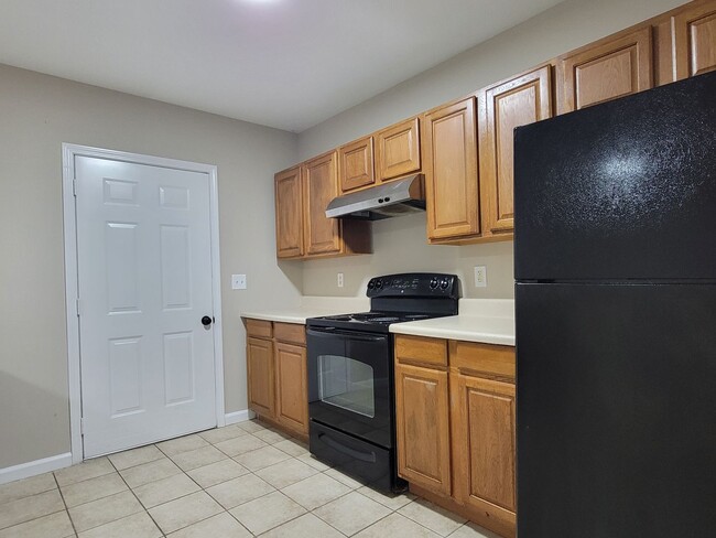 Building Photo - Affordable 2 Story Home - Fresh Paint - New flooring Large Lot - Close to Downtown Atlanta