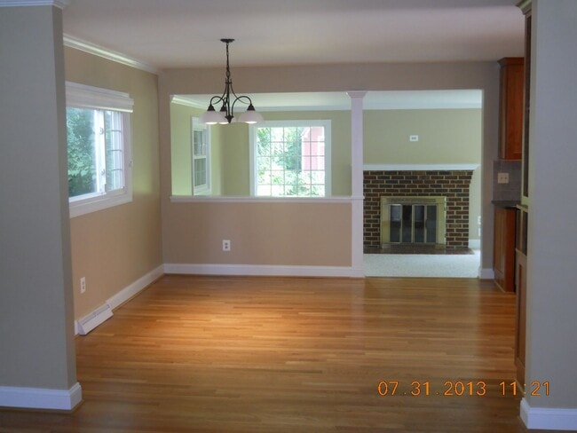 Building Photo - Murray Hill renovated single family house