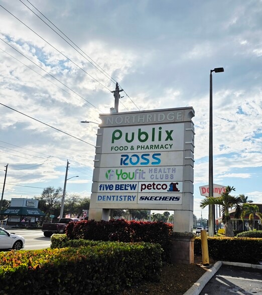 Walk to Shopping plaza - 250 NE 51st St