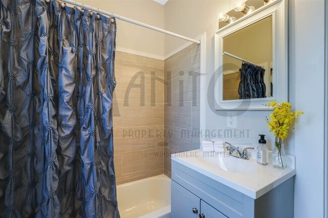 Building Photo - Charming home blocks from Kendall Yards
