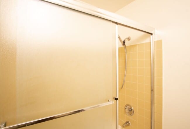 Building Photo - HUGE SAVINGS! Spacious Top Flr 2Bdr Flat, W/D Hk-Up, D/W, Tons of Storage, Balcony!