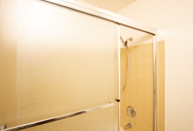 Building Photo - Spacious Top Flr 2Bdr Flat, W/D Hk-Up, D/W...