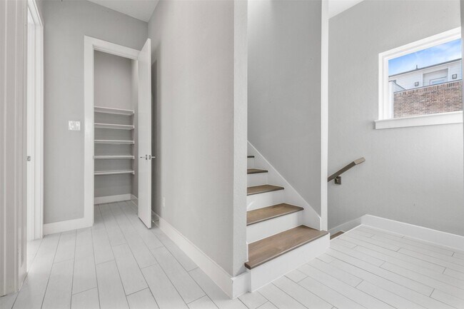 Building Photo - 6106 Clarkson Ln