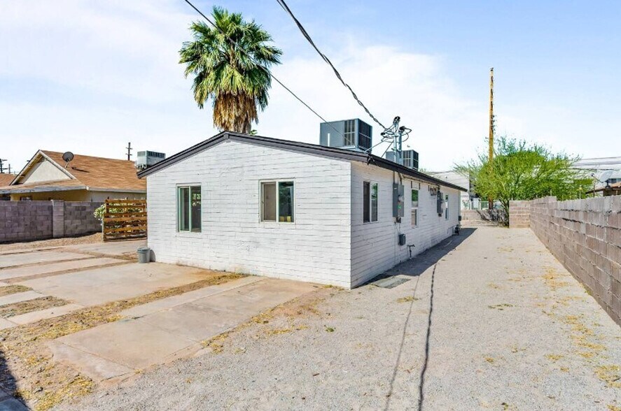 Building Photo - 2228 W Georgia Ave