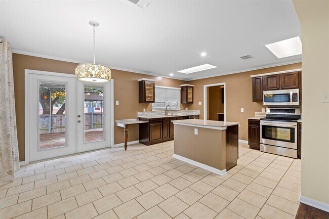 Building Photo - 1908 Matagorda Dr