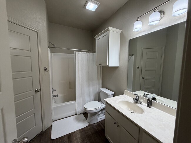 Building Photo - 2111 10th St