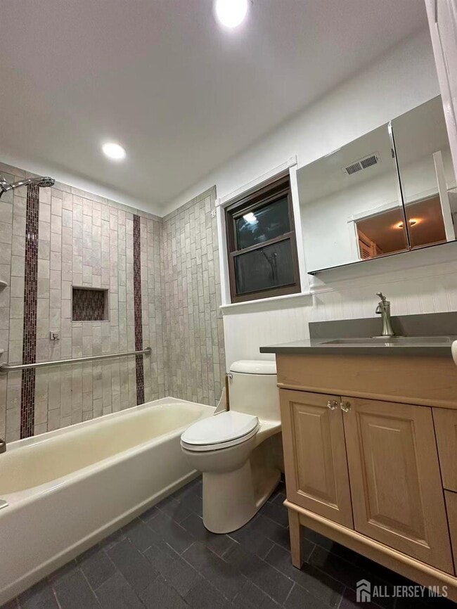 Building Photo - 405 N Oaks Blvd