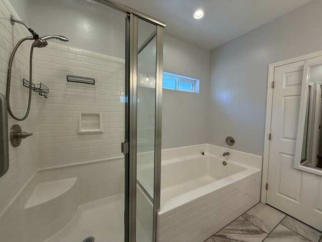 Building Photo - harming 3 bedroom, 2 bathroom single-story...