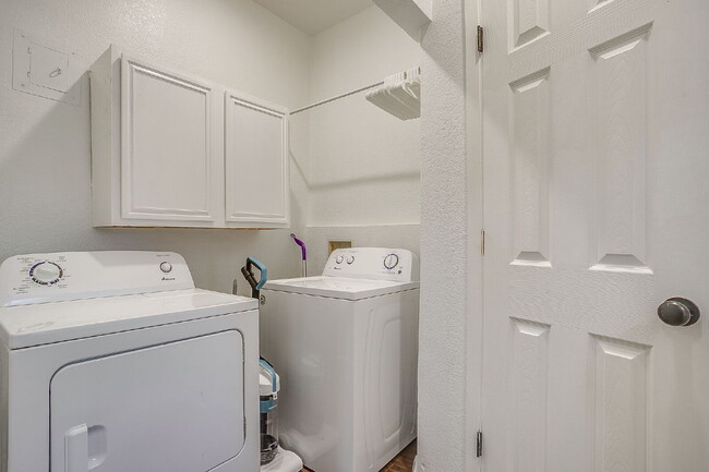 Building Photo - Fully furnished and updated 3 bedroom 2 bath in the heart of River Oaks. Available immediately an...