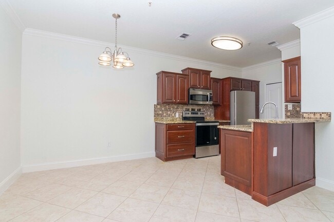 Building Photo - Remodeled and Upgraded -2nd Floor - 1 Bed 1 Bath Condo For Lease
